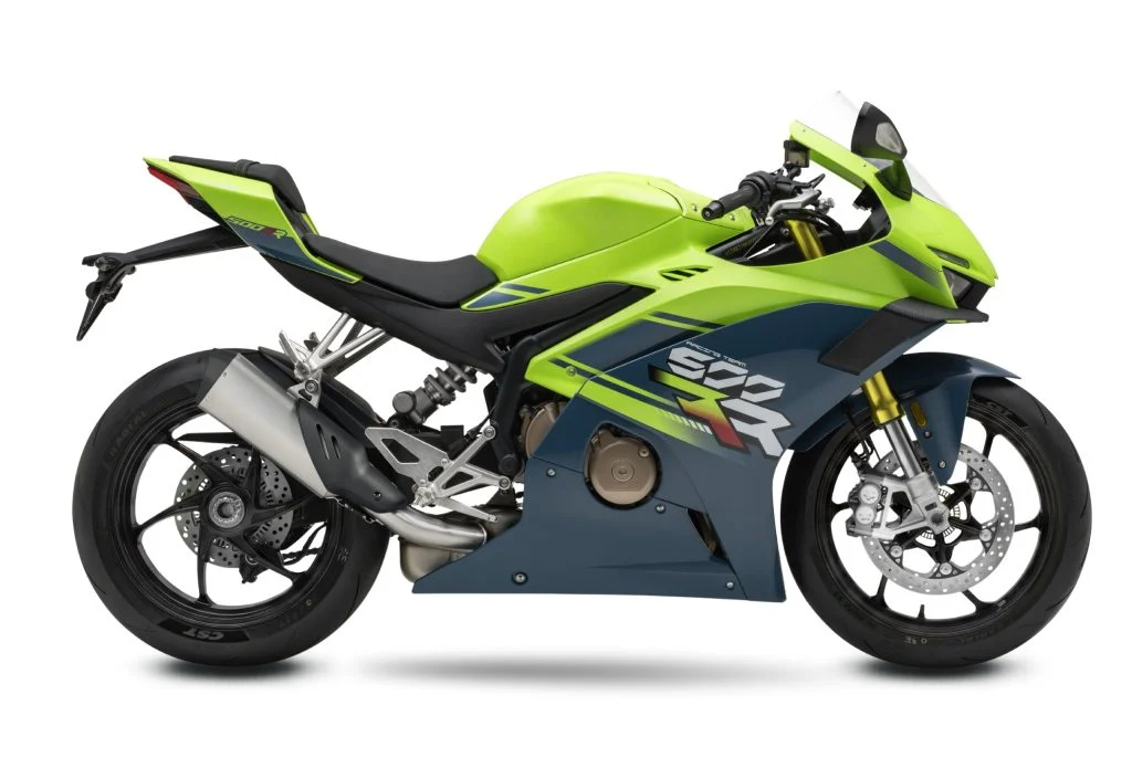 ZXMoto 500RR em destaque, moto esportiva de carenagem vermelha e preta com design agressivo e motor de quatro cilindros em linha.