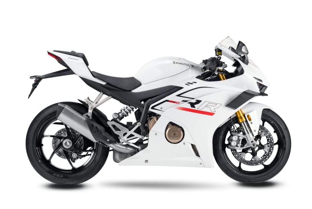 ZXMoto 500RR em destaque, moto esportiva de carenagem vermelha e preta com design agressivo e motor de quatro cilindros em linha.