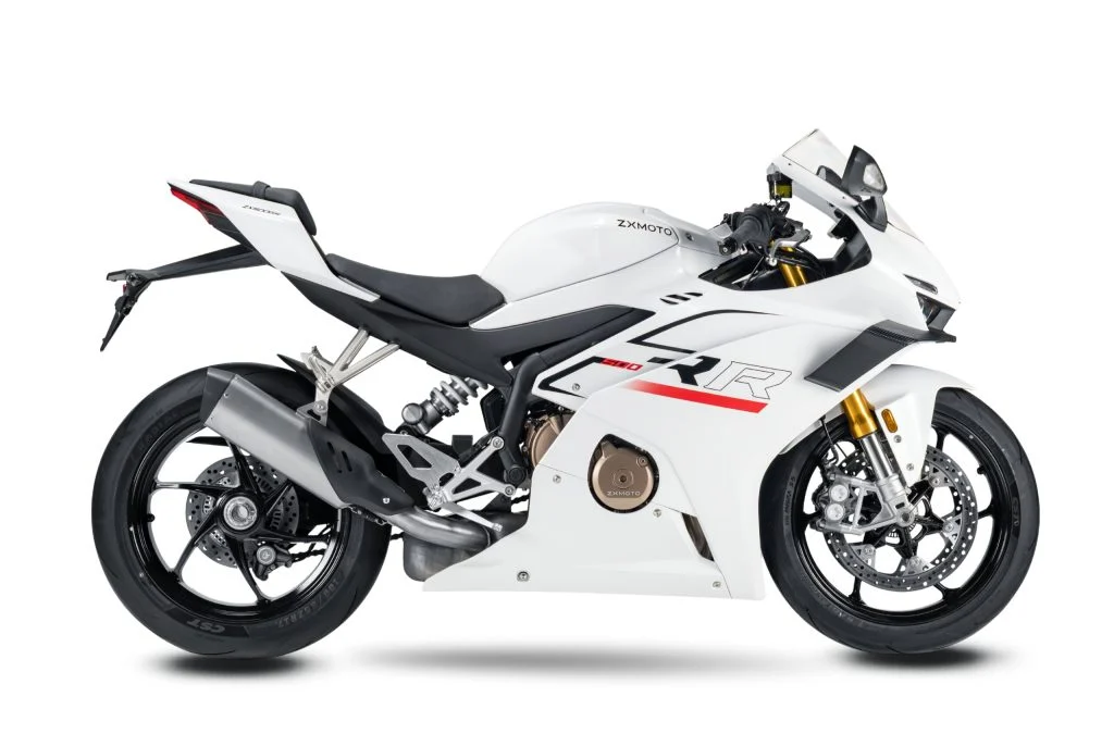 ZXMoto 500RR em destaque, moto esportiva de carenagem vermelha e preta com design agressivo e motor de quatro cilindros em linha.