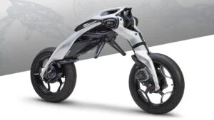 Imagem conceitual da motocicleta Yamaha MOTOROiD:Λ com design futurista, destacando sua tecnologia de autoequilíbrio e inteligência artificial avançada.