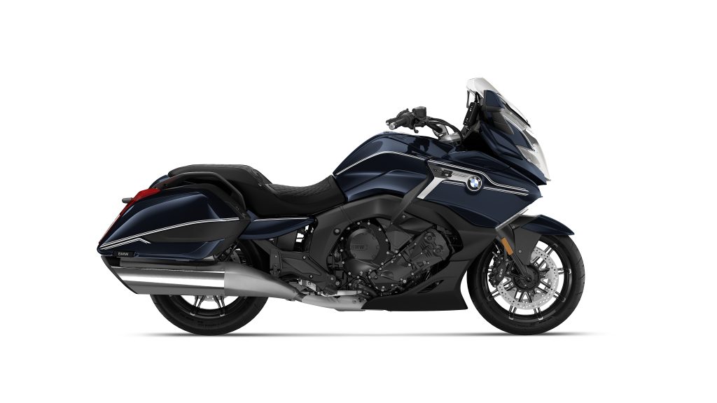 Detalhe de uma motocicleta BMW Motorrad moderna com nova pintura e componentes atualizados, refletindo a linha de 2027