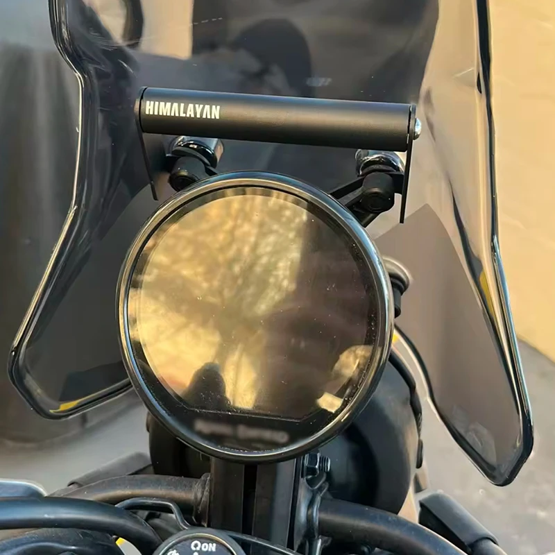 Royal Enfield Himalayan 450 equipada com diversos acessórios de aventura, pronta para a estrada e off-road.