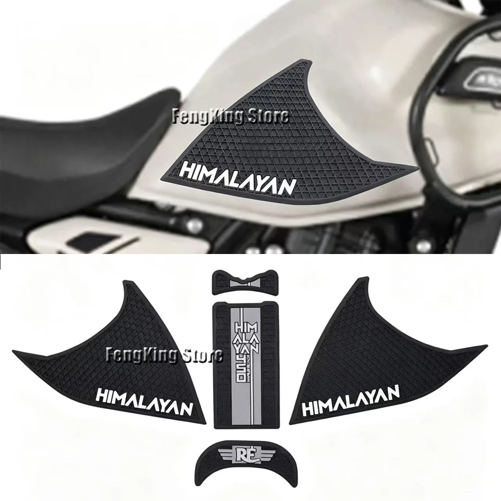 Royal Enfield Himalayan 450 equipada com diversos acessórios de aventura, pronta para a estrada e off-road.
