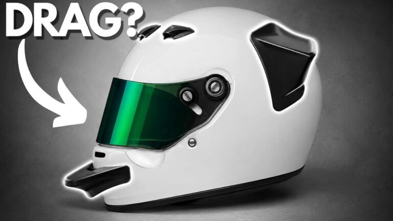 Capacete de motocicleta com design aerodinâmico avançado, destacando spoilers e entradas de ar, em um fundo neutro que realça suas formas.