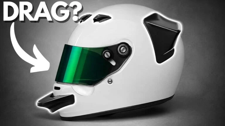 Capacete de motocicleta com design aerodinâmico avançado, destacando spoilers e entradas de ar, em um fundo neutro que realça suas formas.