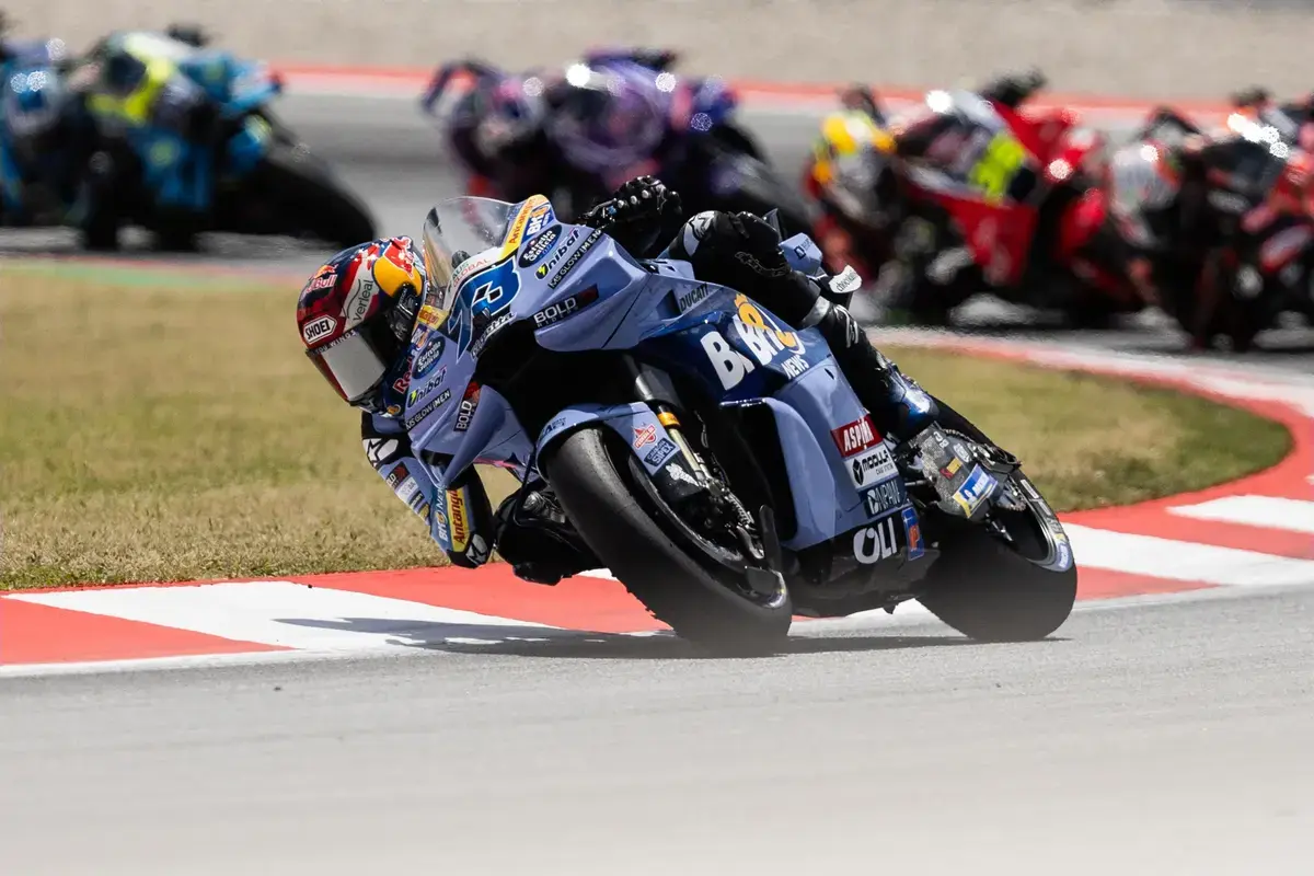 Álex Márquez pilotando sua Ducati da Gresini Racing em alta velocidade durante a primeira sessão de treinos livres no Circuito de Silverstone, no GP da Grã-Bretanha de MotoGP.