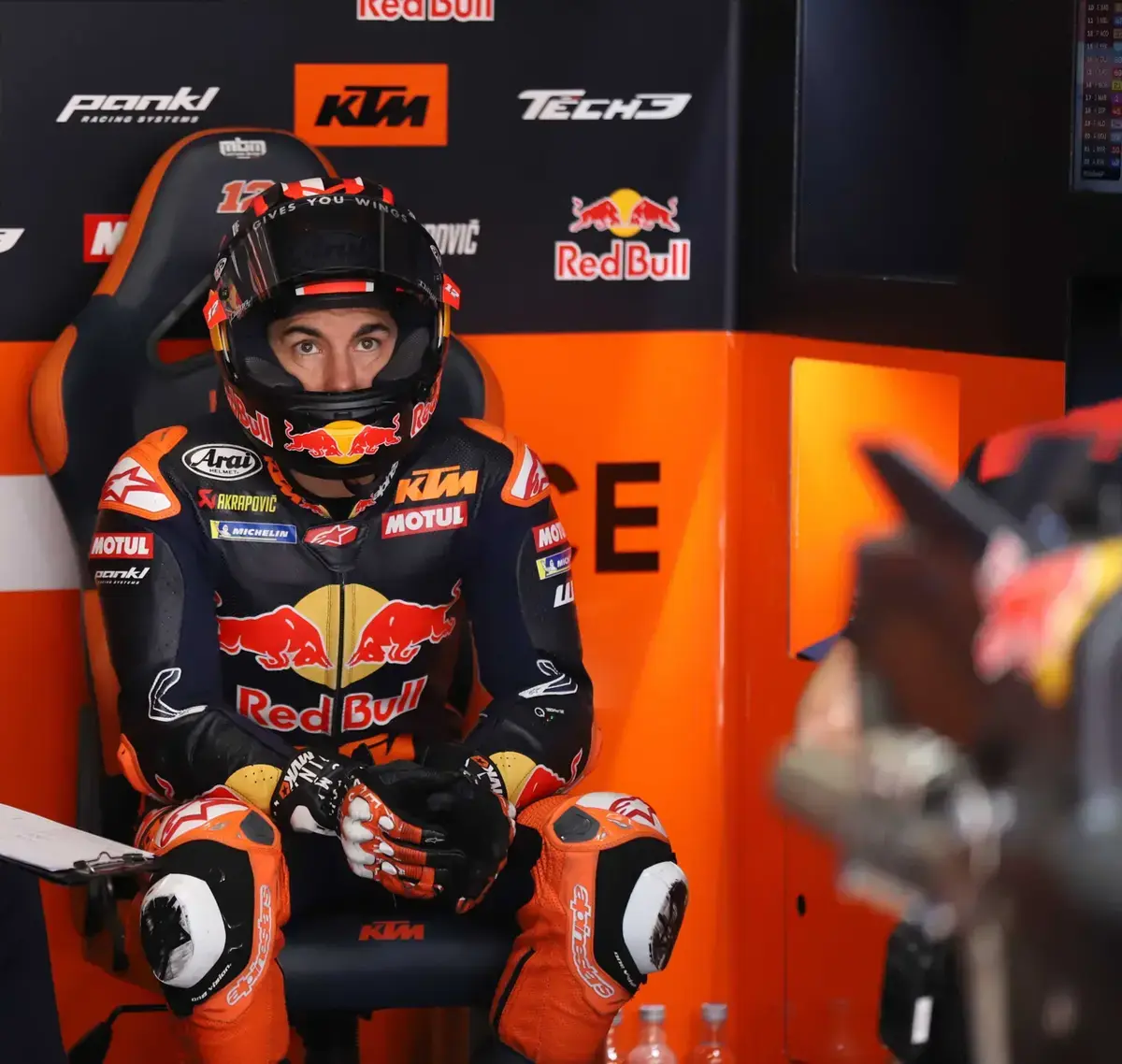 Maverick Viñales pilotando sua motocicleta Red Bull KTM Tech3 em alta velocidade no circuito, com o macacão de corrida e capacete.