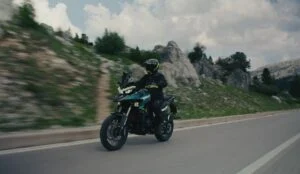 Benelli TRK 902 Xplorer 2024 em destaque, uma bigtrail aventureira com rodas raiadas, grande tanque de combustível e design robusto para off-road.