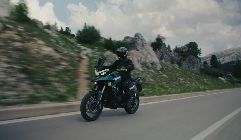 Benelli TRK 902 Xplorer 2024 em destaque, uma bigtrail aventureira com rodas raiadas, grande tanque de combustível e design robusto para off-road.