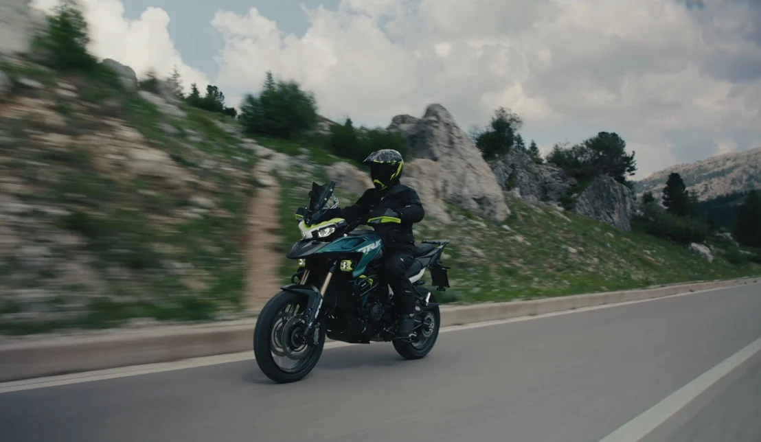 Benelli TRK 902 Xplorer 2024 em destaque, uma bigtrail aventureira com rodas raiadas, grande tanque de combustível e design robusto para off-road.