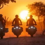 Uma motocicleta BMW R 1300 GS de edição de aniversário com pintura exclusiva e detalhes premium, estacionada em um cenário de aventura off-road.