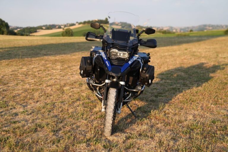 Bolsa Loboo Wanderer de cor preta fixada em uma barra de proteção de uma motocicleta de aventura, destacando sua integração com a estrutura da moto.