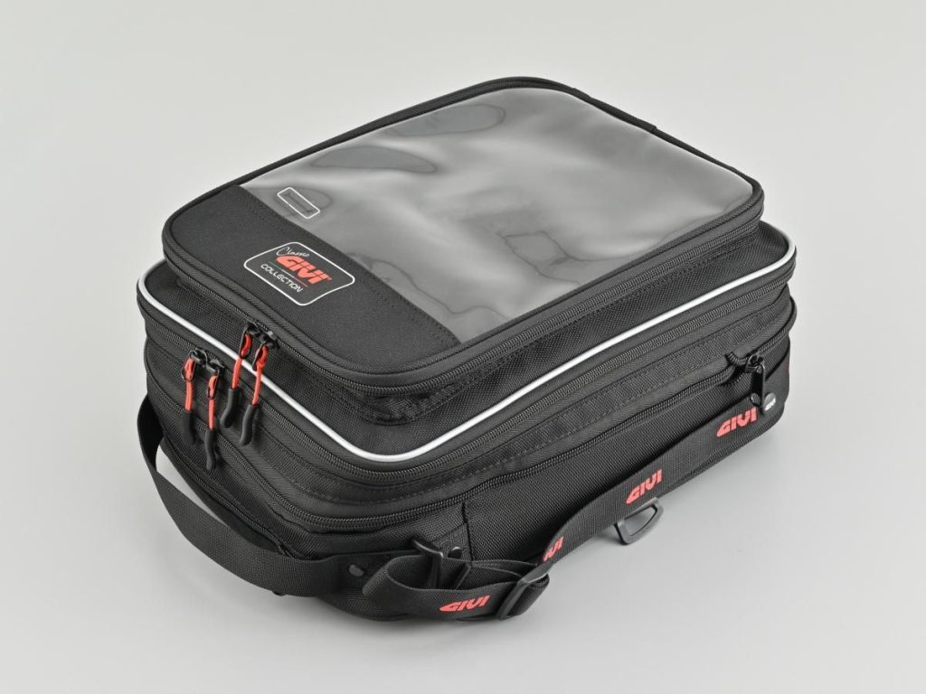 Bolsa de tanque GIVI CLA01 instalada em uma motocicleta neo-clássica, exibindo seu design retrô marrom e detalhes em couro, com capacidade expandida.