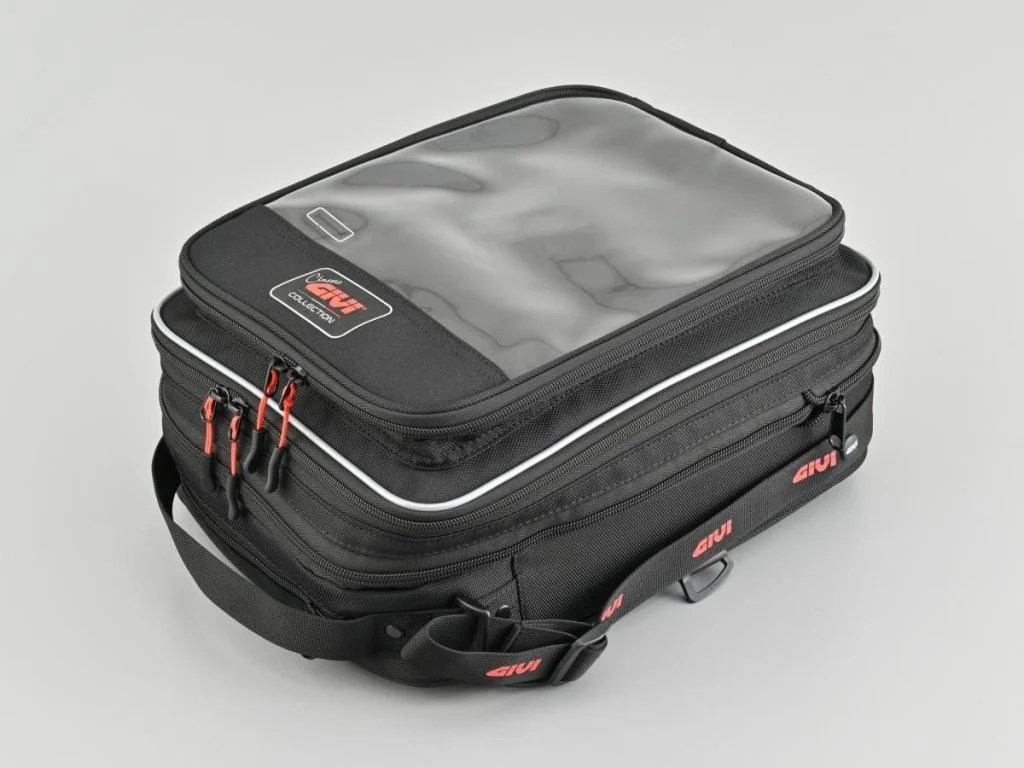 Bolsa de tanque GIVI CLA01 instalada em uma motocicleta neo-clássica, exibindo seu design retrô marrom e detalhes em couro, com capacidade expandida.
