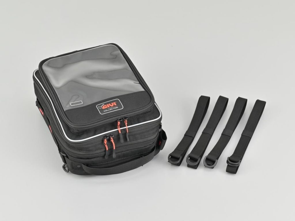 Bolsa de tanque GIVI CLA01 instalada em uma motocicleta neo-clássica, exibindo seu design retrô marrom e detalhes em couro, com capacidade expandida.