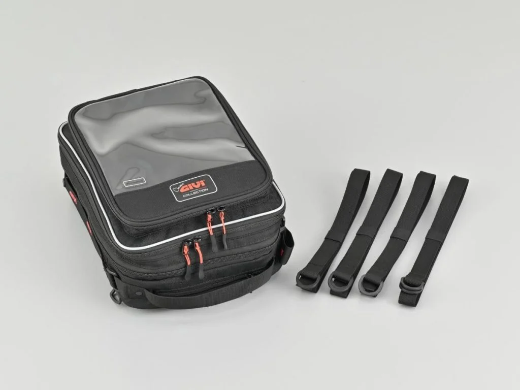 Bolsa de tanque GIVI CLA01 instalada em uma motocicleta neo-clássica, exibindo seu design retrô marrom e detalhes em couro, com capacidade expandida.
