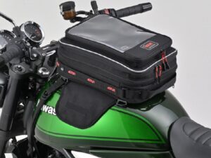 Bolsa de tanque GIVI CLA01 instalada em uma motocicleta neo-clássica, exibindo seu design retrô marrom e detalhes em couro, com capacidade expandida.