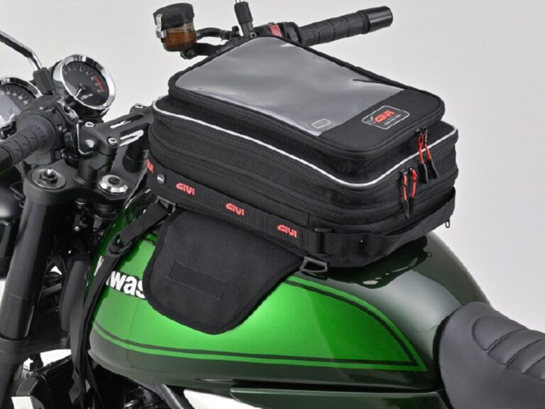 Bolsa de tanque GIVI CLA01 instalada em uma motocicleta neo-clássica, exibindo seu design retrô marrom e detalhes em couro, com capacidade expandida.
