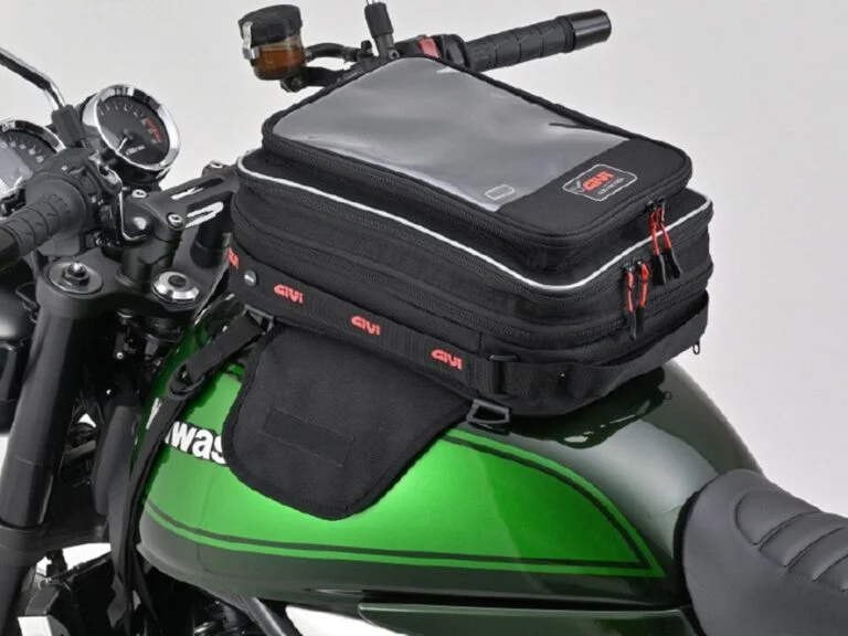 Bolsa de tanque GIVI CLA01 instalada em uma motocicleta neo-clássica, exibindo seu design retrô marrom e detalhes em couro, com capacidade expandida.