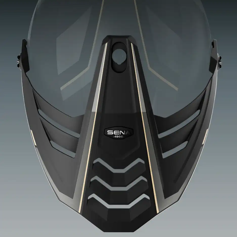 Detalhe do capacete Sena Outlander em acabamento preto fosco, exibindo o sistema de comunicação integrado e as luzes LED traseiras, ideal para motociclistas ADV.