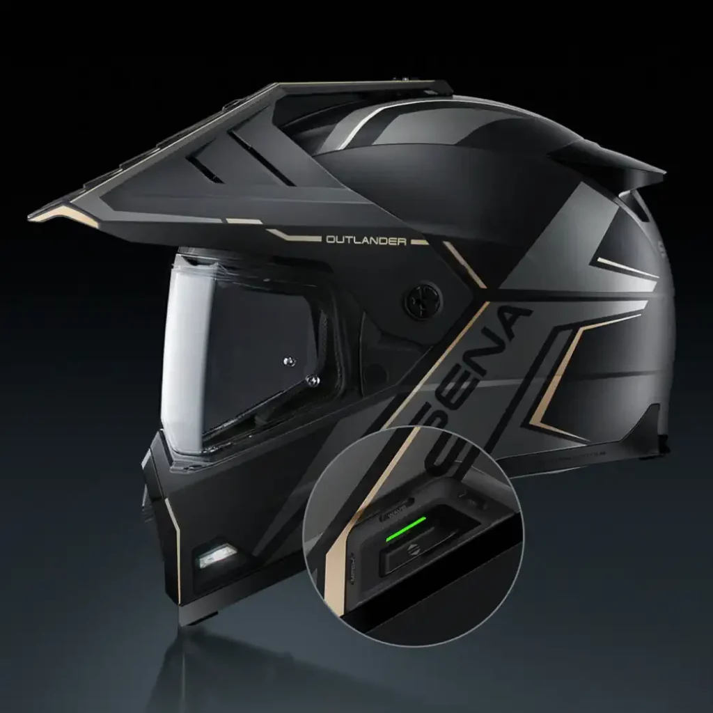 Detalhe do capacete Sena Outlander em acabamento preto fosco, exibindo o sistema de comunicação integrado e as luzes LED traseiras, ideal para motociclistas ADV.