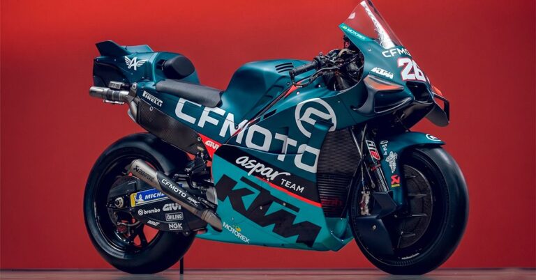 Motocicleta de corrida CFMOTO em alta velocidade na pista de MotoGP, demonstrando a tecnologia e ambição da marca chinesa no esporte.