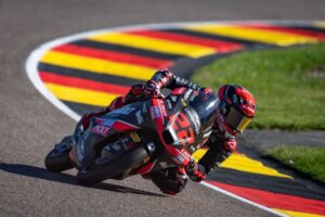 David Almansa pilotando sua motocicleta Moto3 número 58 em alta velocidade no circuito de Silverstone durante o Grande Prêmio da Grã-Bretanha.
