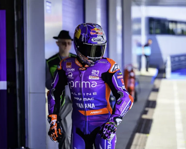 Toprak Razgatlioglu em ação durante uma corrida de MotoGP, pilotando sua moto protótipo com grande velocidade e concentração, buscando a melhor performance na pista.