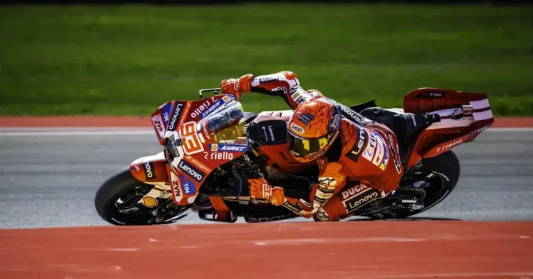 Marc Márquez pilotando sua moto Ducati da equipe Gresini Racing em alta velocidade na pista do Grande Prêmio de Aragão, com o número 93 visível.