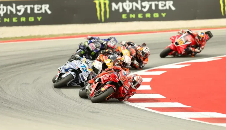 Cenário emocionante da disputa pelo título do MotoGP 2026, com pilotos de diversas equipes lutando por cada ponto nas pistas.