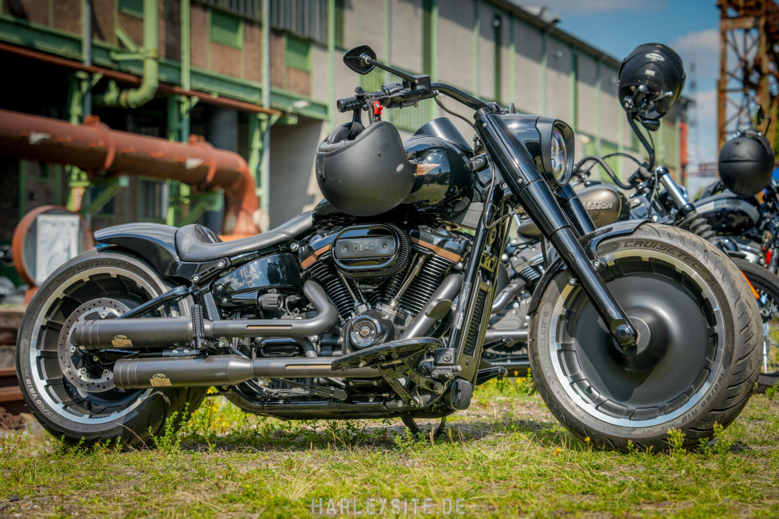 Milhares de motocicletas Harley-Davidson customizadas e clássicas estacionadas em frente à arquitetura industrial histórica do LWL-Industriemuseum Henrichshütte, durante o Encontro Harley-Davidson Ruhrpott.