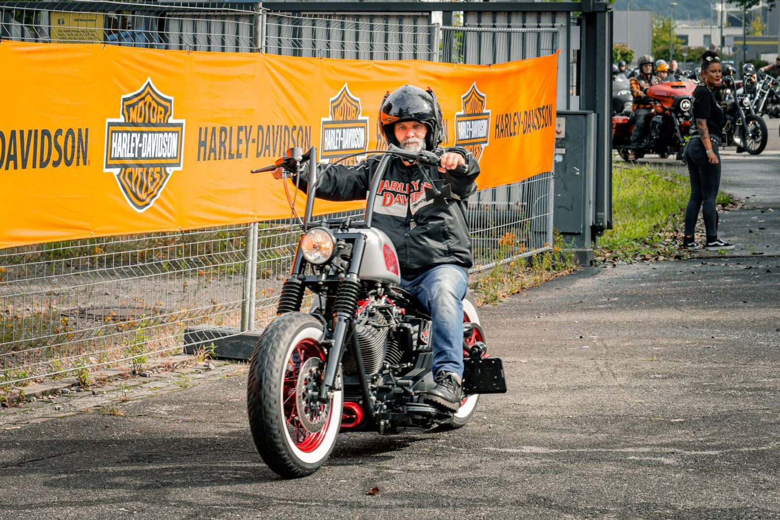 Milhares de motocicletas Harley-Davidson customizadas e clássicas estacionadas em frente à arquitetura industrial histórica do LWL-Industriemuseum Henrichshütte, durante o Encontro Harley-Davidson Ruhrpott.