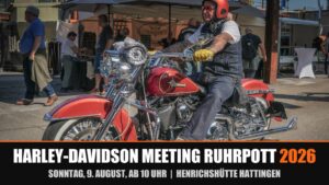 Milhares de motocicletas Harley-Davidson customizadas e clássicas estacionadas em frente à arquitetura industrial histórica do LWL-Industriemuseum Henrichshütte, durante o Encontro Harley-Davidson Ruhrpott.