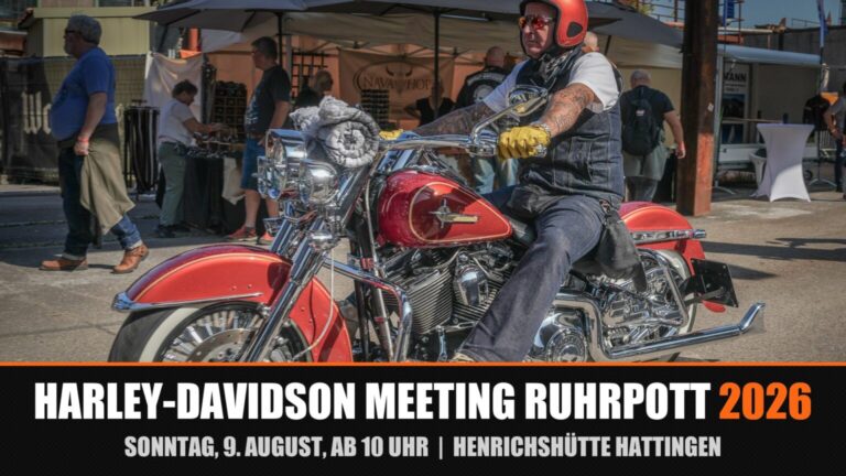Milhares de motocicletas Harley-Davidson customizadas e clássicas estacionadas em frente à arquitetura industrial histórica do LWL-Industriemuseum Henrichshütte, durante o Encontro Harley-Davidson Ruhrpott.