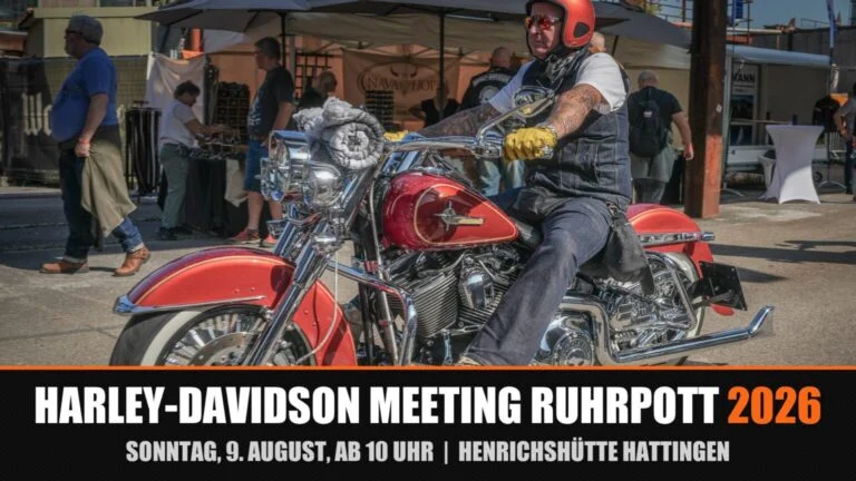 Milhares de motocicletas Harley-Davidson customizadas e clássicas estacionadas em frente à arquitetura industrial histórica do LWL-Industriemuseum Henrichshütte, durante o Encontro Harley-Davidson Ruhrpott.