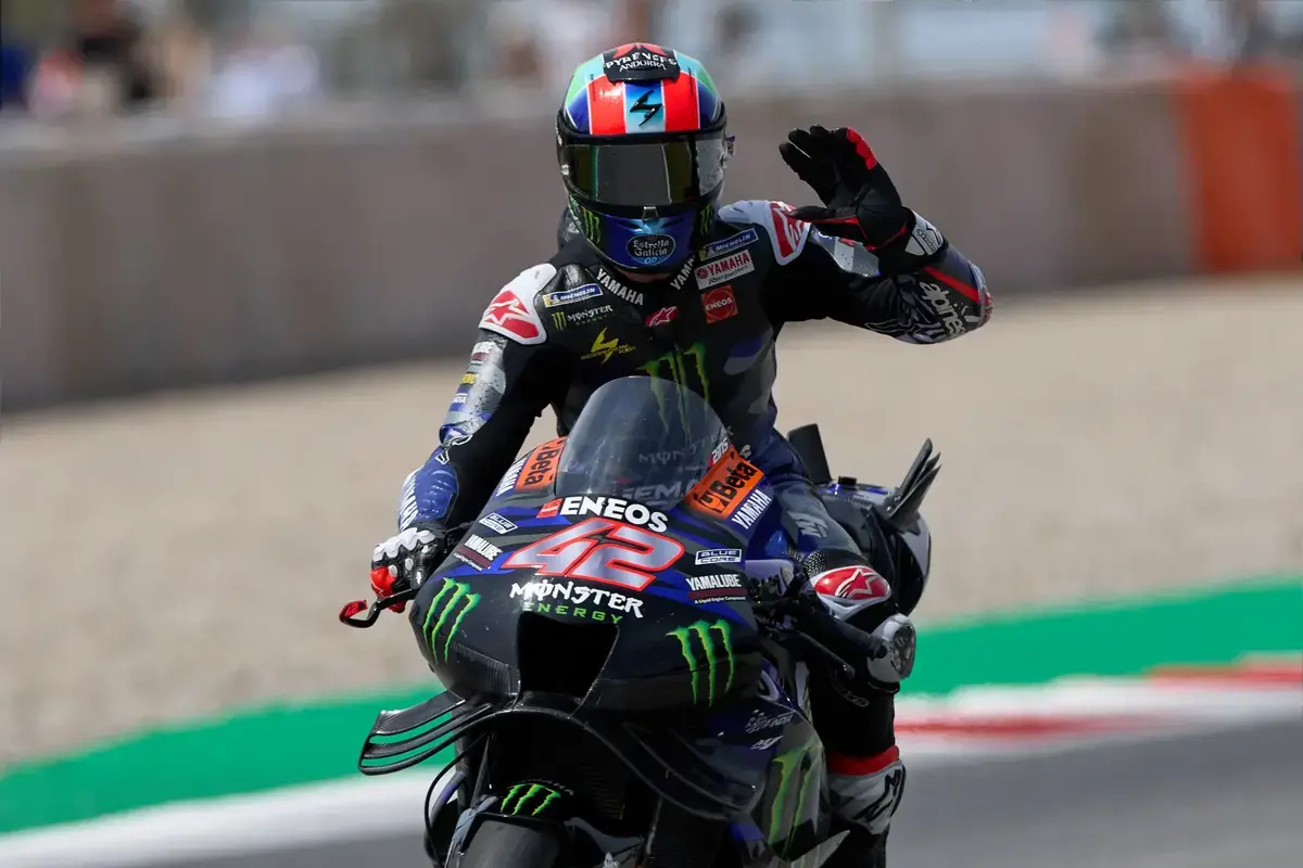 Álex Rins em ação com sua moto de corrida, simbolizando a transição de carreira do MotoGP para o WorldSBK.