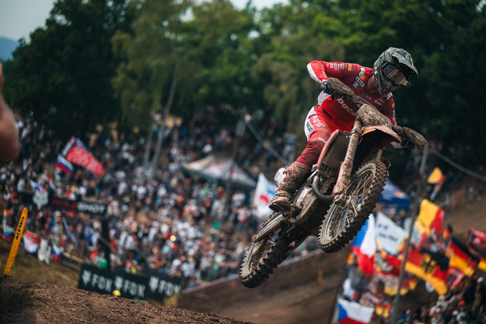Motocicleta Ducati Desmo450MX em ação em uma pista de motocross, exibindo o design agressivo e a tecnologia de ponta da marca no segmento off-road.