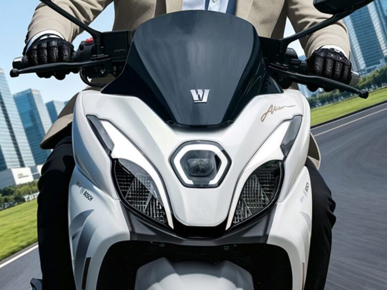 Scooter Haojue UFR150 VVL com design moderno, farol LED e painel TFT colorido, destacando sua tecnologia de ponta.