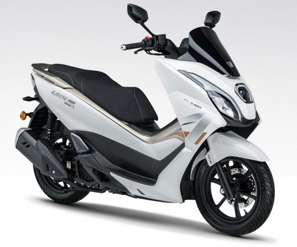 Scooter Haojue UFR150 VVL com design moderno, farol LED e painel TFT colorido, destacando sua tecnologia de ponta.