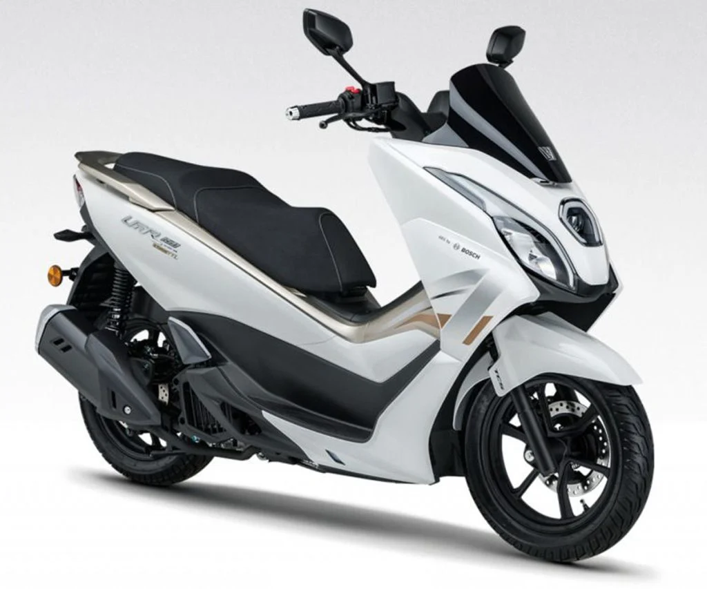 Scooter Haojue UFR150 VVL com design moderno, farol LED e painel TFT colorido, destacando sua tecnologia de ponta.