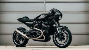 Desenho conceitual de uma motocicleta Harley-Davidson estilo cafe racer com linhas agressivas, guidões baixos, assento solo e o logotipo RMCR, destacando a fusão de estilo clássico e moderno.