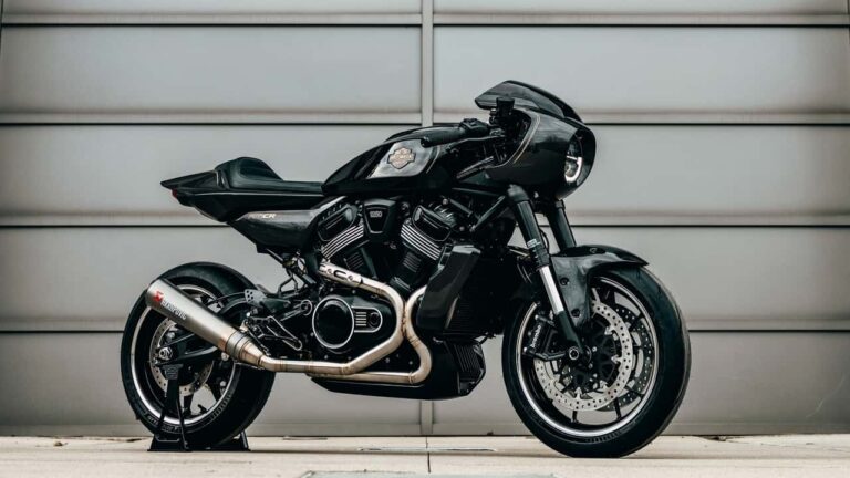 Desenho conceitual de uma motocicleta Harley-Davidson estilo cafe racer com linhas agressivas, guidões baixos, assento solo e o logotipo RMCR, destacando a fusão de estilo clássico e moderno.