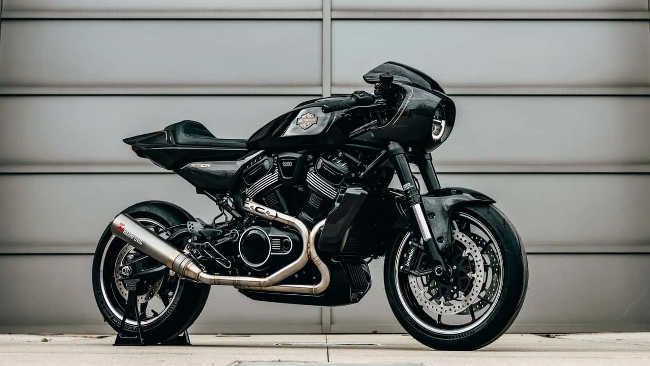 Desenho conceitual de uma motocicleta Harley-Davidson estilo cafe racer com linhas agressivas, guidões baixos, assento solo e o logotipo RMCR, destacando a fusão de estilo clássico e moderno.