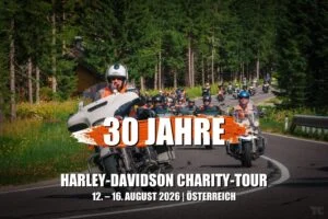 Motociclistas da Harley-Davidson Charity Tour em estrada cênica nos Alpes austríacos, celebrando a solidariedade e 30 anos de evento.