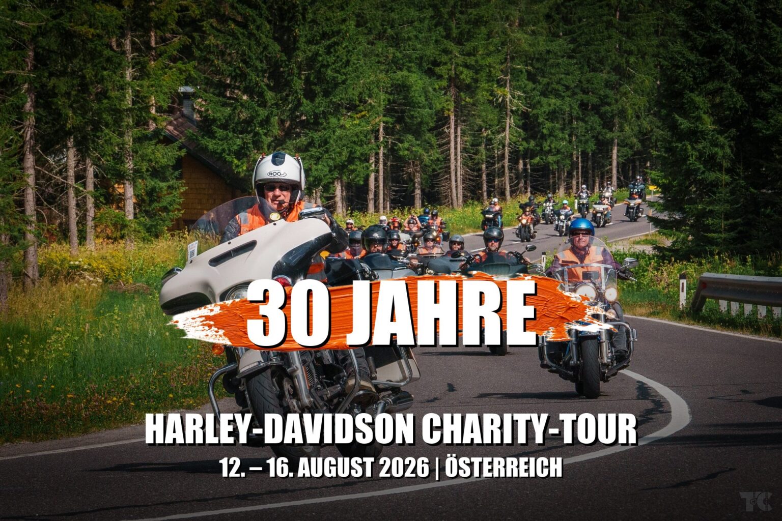 Motociclistas da Harley-Davidson Charity Tour em estrada cênica nos Alpes austríacos, celebrando a solidariedade e 30 anos de evento.