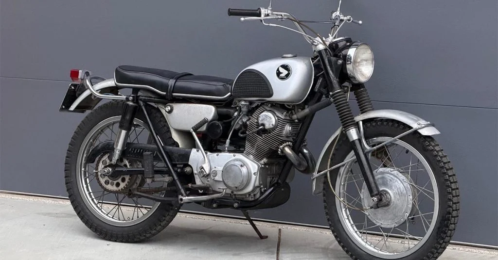 Honda CL72 Scrambler de 1964, modelo associado a Elvis Presley, exibida em leilão com detalhes do seu design clássico e motor. Ilustração da moto no contexto de um evento de leilão de veículos antigos.