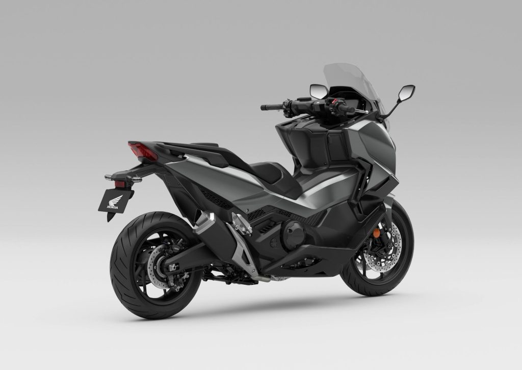 Honda Forza 750 modelo 2027 estacionada em ambiente urbano, exibindo uma das novas opções de cor, destacando seu design sofisticado e linhas esportivas.