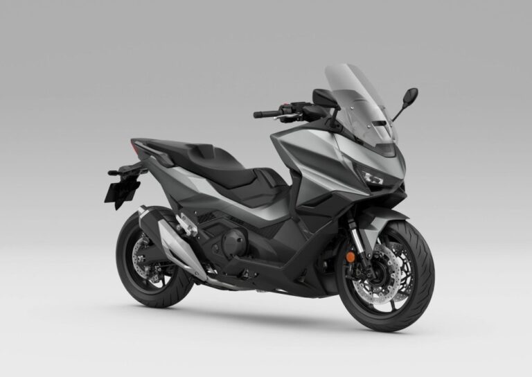 Honda Forza 750 modelo 2027 estacionada em ambiente urbano, exibindo uma das novas opções de cor, destacando seu design sofisticado e linhas esportivas.