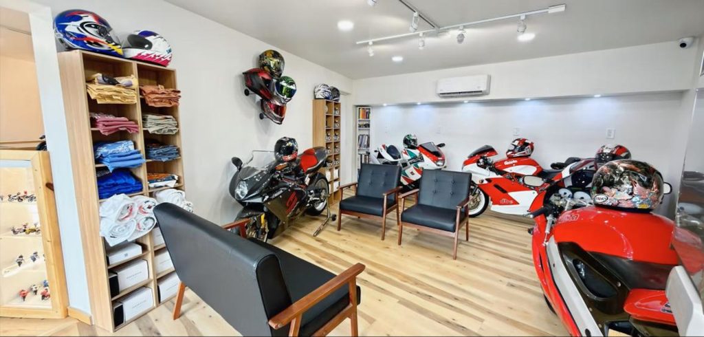 Fachada do Motorcycle Inn, um hotel temático nos EUA, com motocicletas clássicas em exibição e arquitetura convidativa para motociclistas.