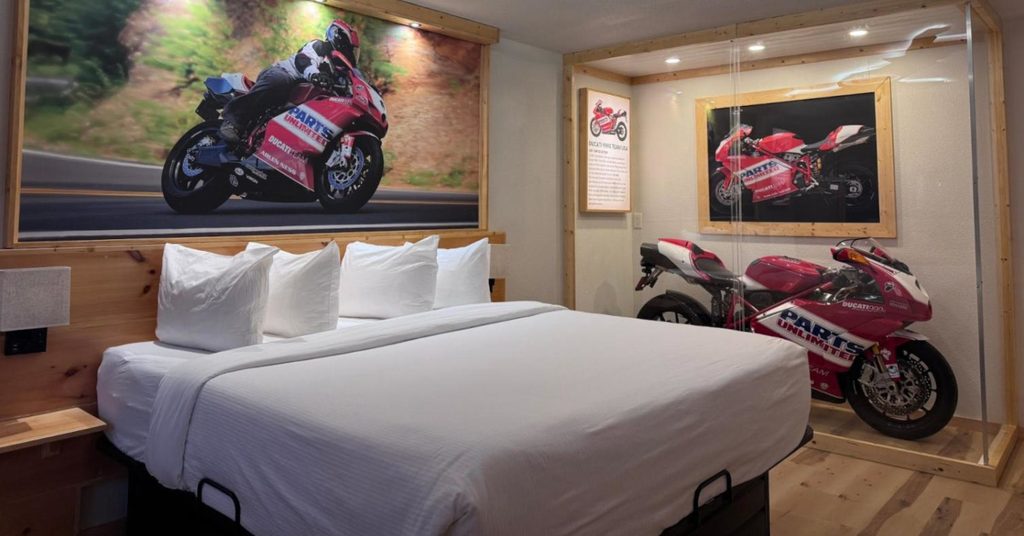 Fachada do Motorcycle Inn, um hotel temático nos EUA, com motocicletas clássicas em exibição e arquitetura convidativa para motociclistas.